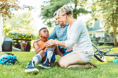 Kid with hurt knee and parents