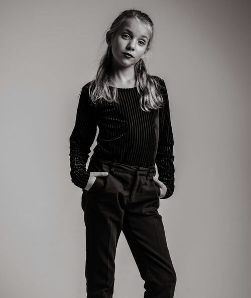 Tween girl, hand in pockets