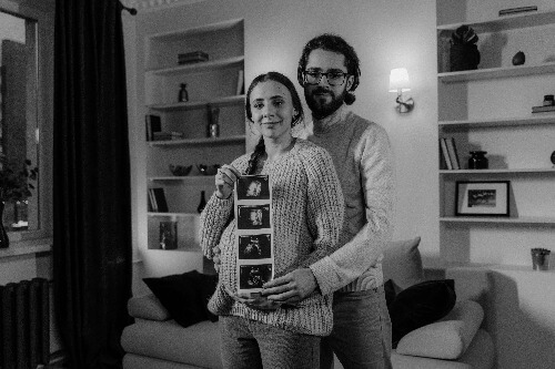 Mom and dad holding ultrasound.