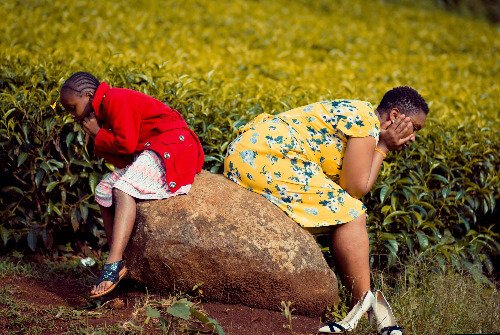 Mom ignoring child.