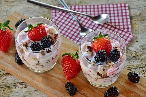 Toddler Meal Ideas - yogurt and fruit parfait